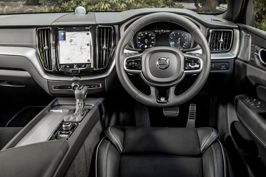 Торпедо Volvo XC60 T5 R-Design 2017 года  (UK) (фото 21 из 26)